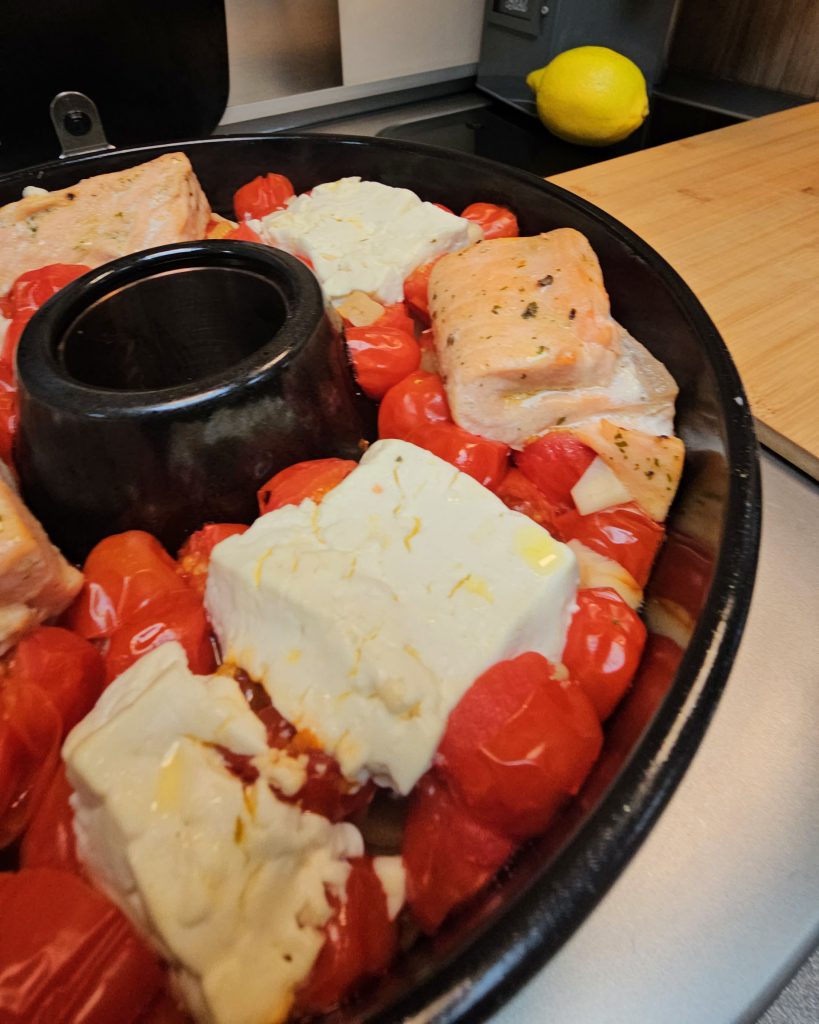 Cremige One-Pot Pasta mit Lachs und Dill, direkt zubereitet im Omnia Campingbackofen.