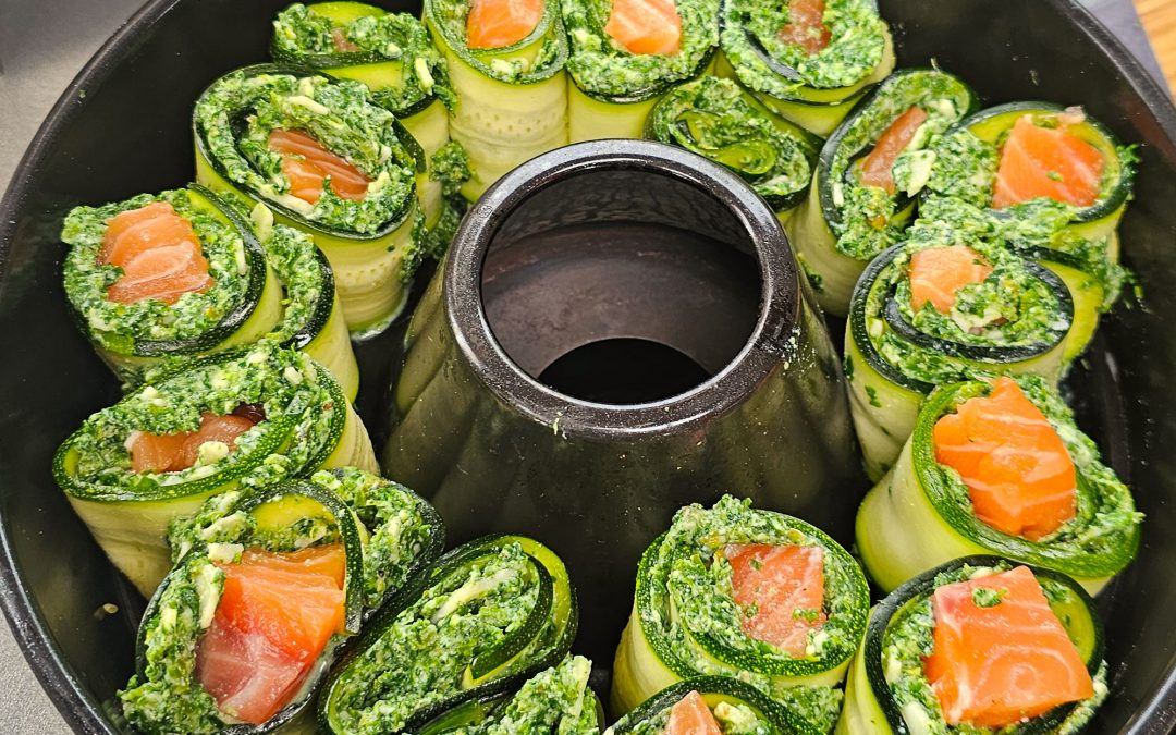 Lachs – Zucchini Röllchen aus dem Omnia Campingbackofen
