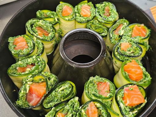 Lachs – Zucchini Röllchen aus dem Omnia Campingbackofen
