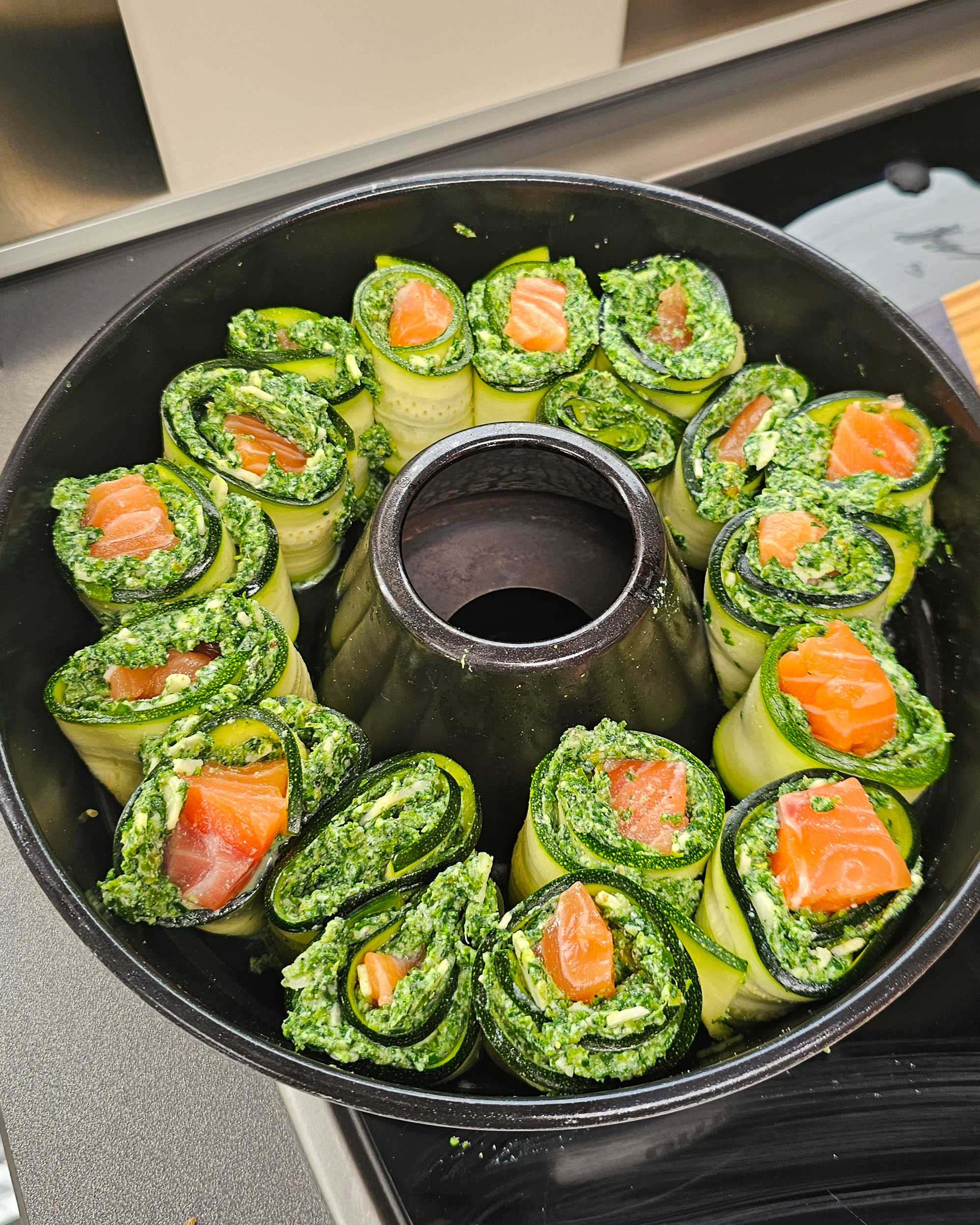 Zart gegarte Lachs-Zucchini-Röllchen in einer Sauce, serviert in der Omnia beim Camping.