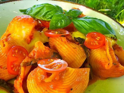 Cremige Pasta – Tomaten – Mozzarella – Lumaconi aus dem Omnia