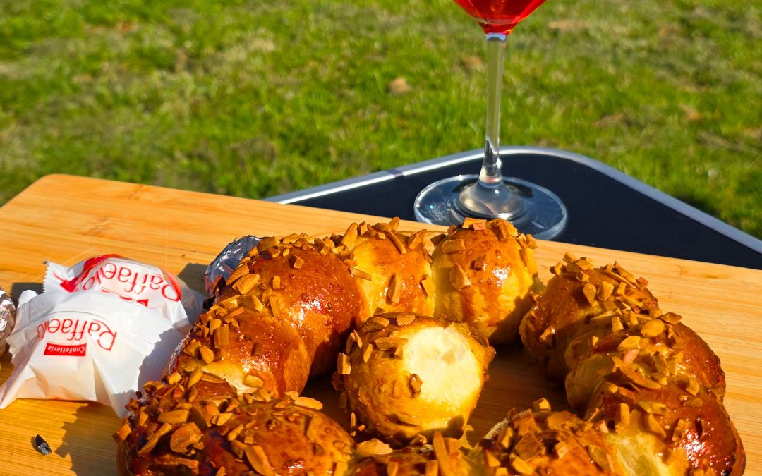 Süßer Hefekranz im Omnia Campingbackofen, gefüllt mit Rocher und Raffaello Pralinen.