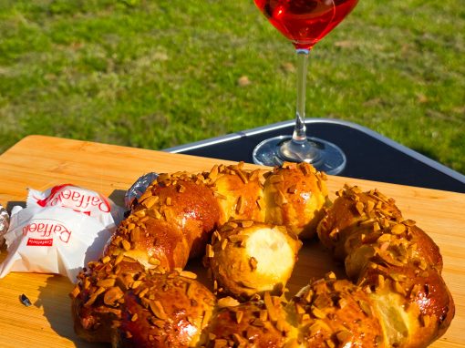 Hefekranz Kugeln mit Raffaello & Rocher aus dem Omnia Campingbackofen