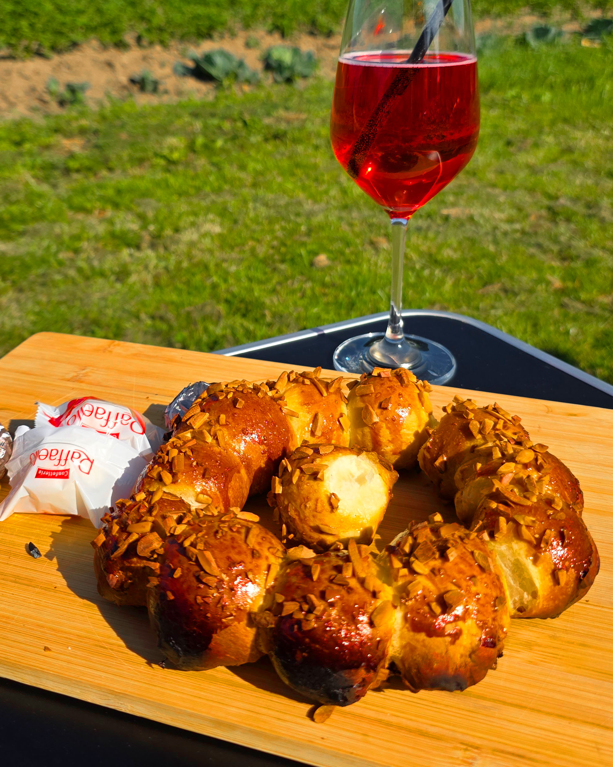 Süßer Hefekranz im Omnia Campingbackofen, gefüllt mit Rocher und Raffaello Pralinen.