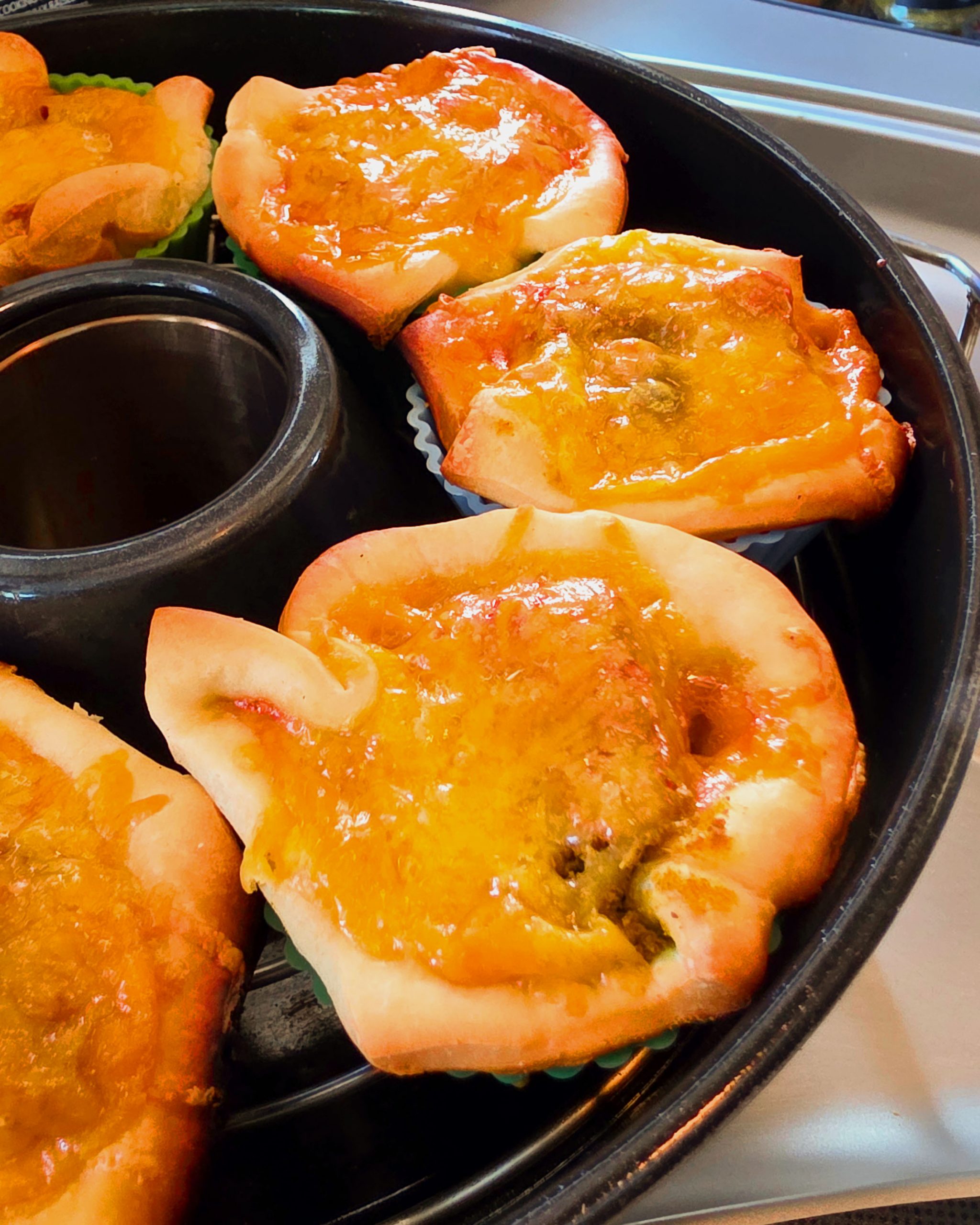 Herzhafter Currywurstsnack mit Sauce und Currypulver, zubereitet im Omnia Campingbackofen.