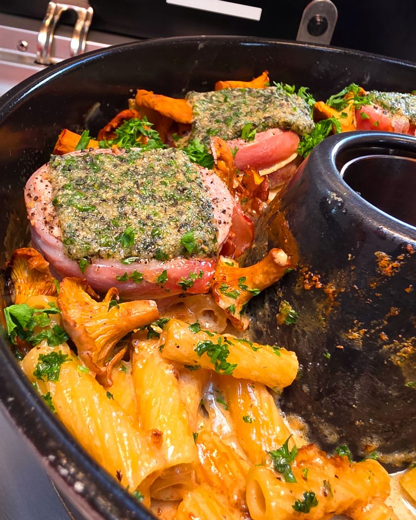 Cremige Pfifferling Pasta mit rosa gegartem Schweinefilet im Omnia Campingbackofen.
