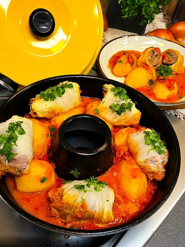 Chinakohlrouladen mit Kartoffeln aus dem Omnia Campingbackofen in Tomaten-Sahnesoße