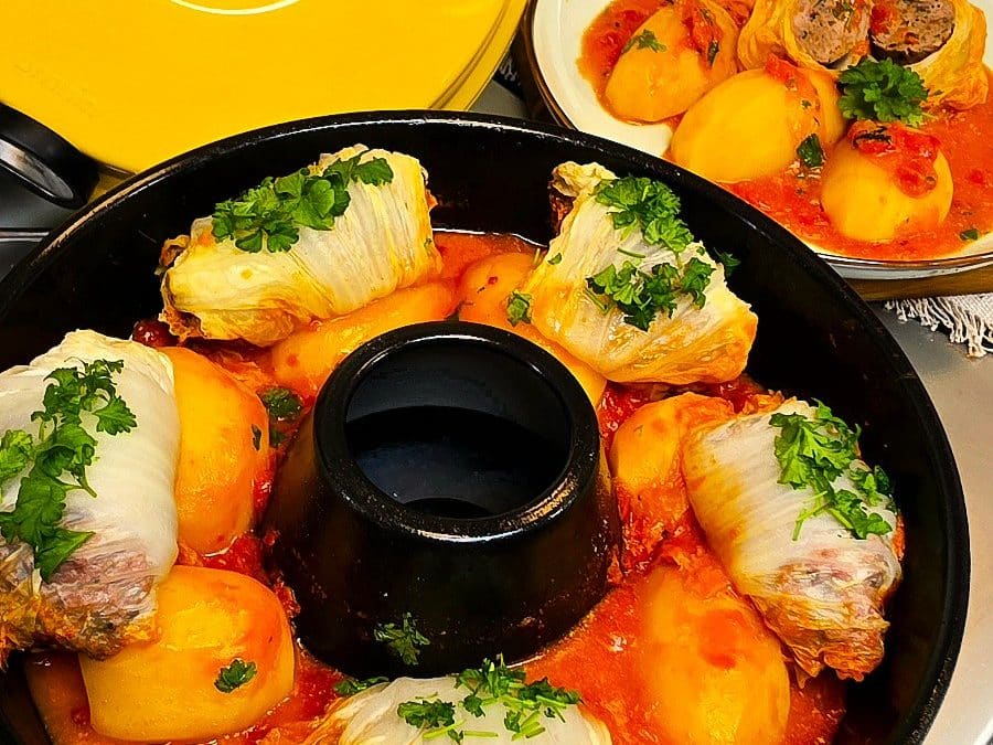 Chinakohl-Rouladen One-Pot mit Kartoffeln aus dem Omnia Campingbackofen