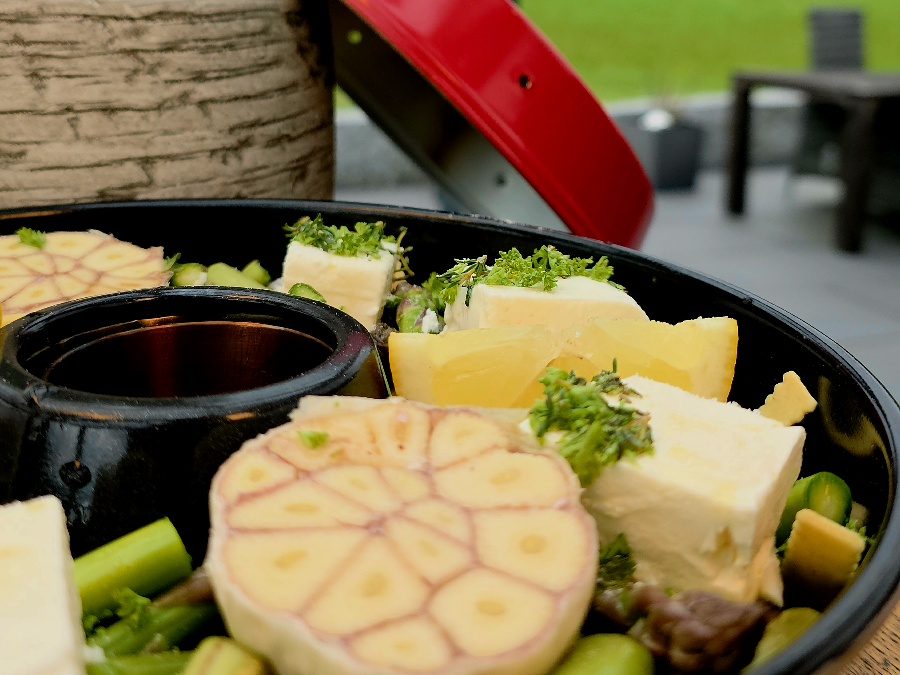 Nahaufnahme eines Nudelgerichts mit Spargel und einer cremigen Soße, das dampfend aus dem Omnia Campingbackofen kommt.