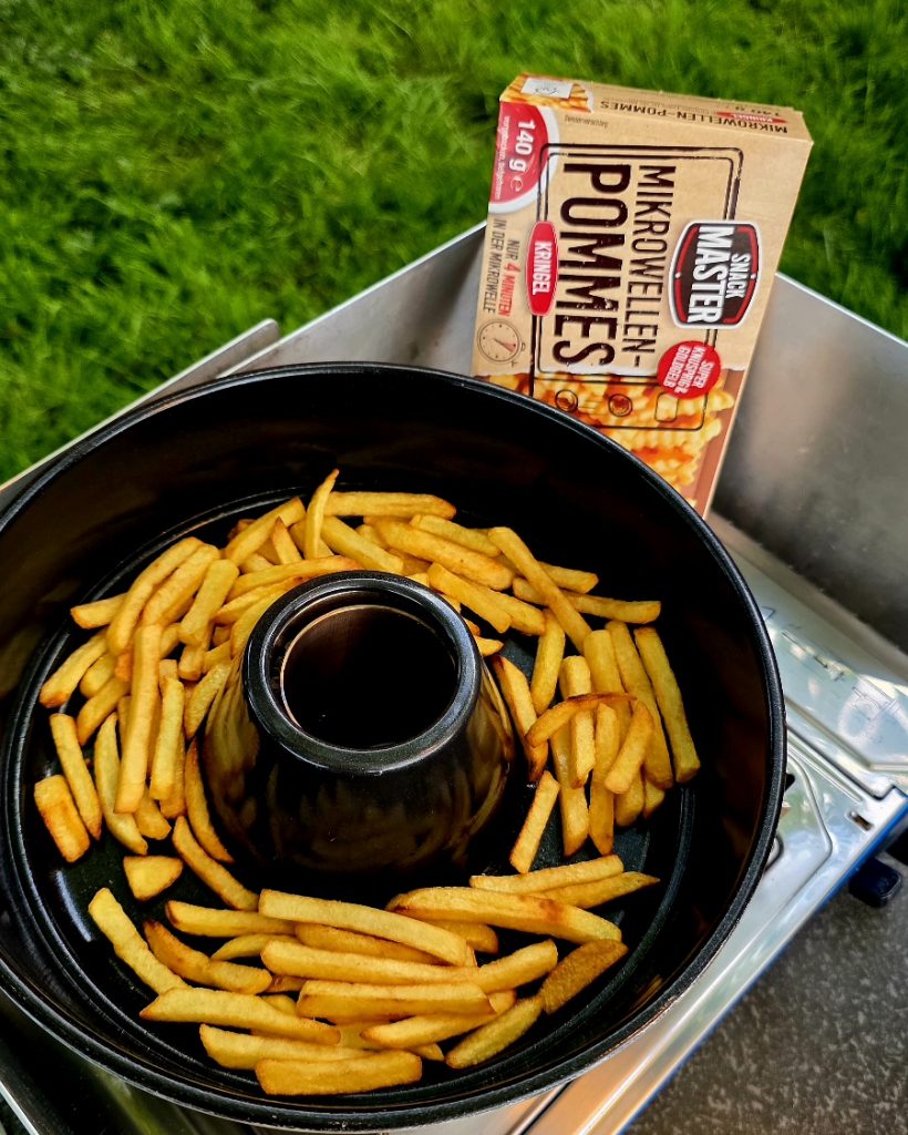 Goldbraun gebackene, knusprige Pommes auf dem Aufbackgitter im Omnia Campingbackofen.