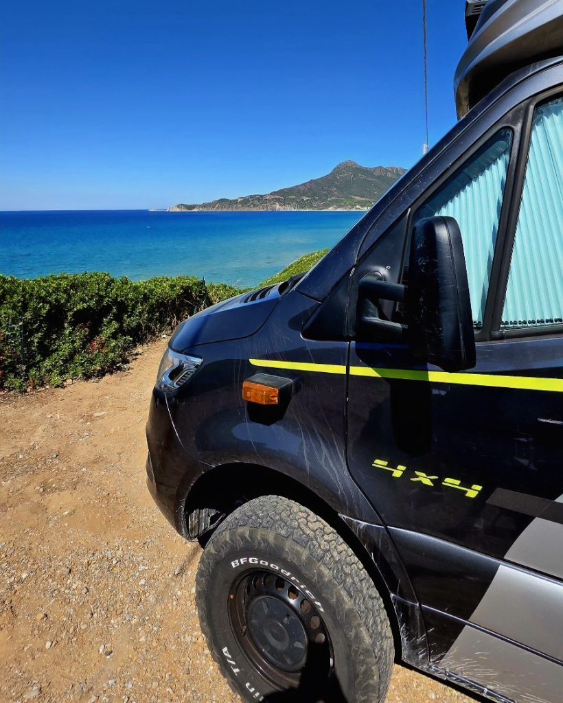 Camper vor malerischer Kulisse, die Freiheit des Reisens genießen