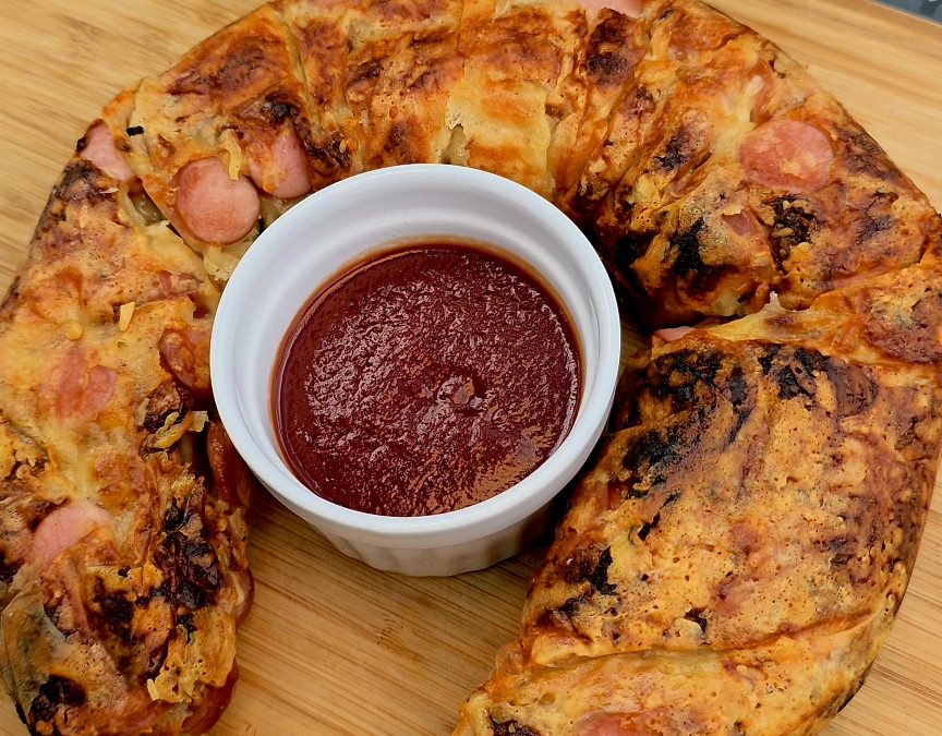 Hot Dog im Donut Style aus dem Omnia Campingbackofen