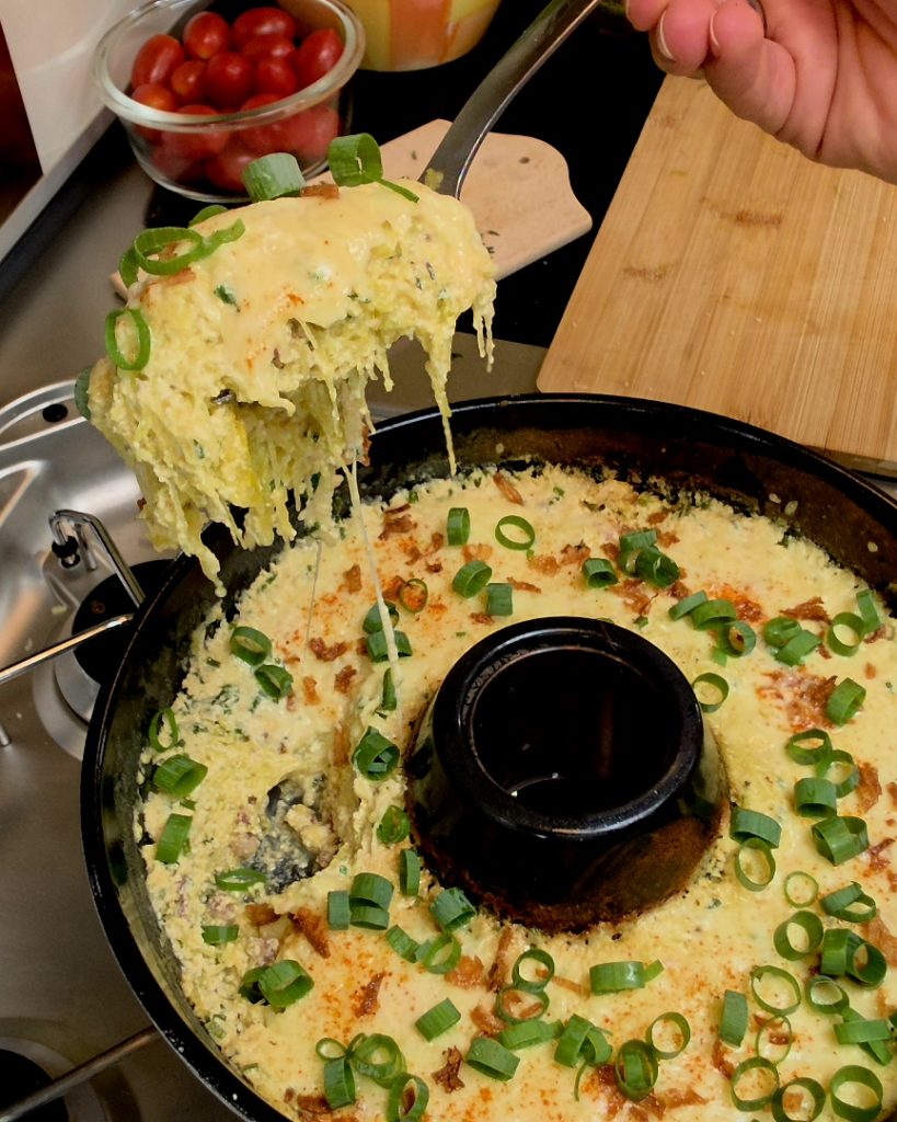 Gegarter Spaghettikürbis mit cremiger Carbonara-Sauce und Speckstücken im Omnia Campingbackofen.