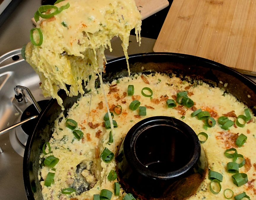 Gegarter Spaghettikürbis mit cremiger Carbonara-Sauce und Speckstücken im Omnia Campingbackofen.