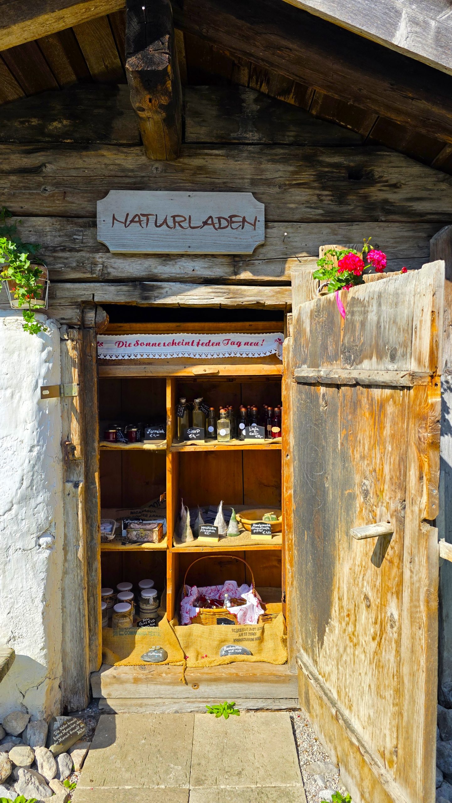 Wohnmobil auf dem Stellplatz am Fritzhof in Saalfelden mit Blick auf das Steinerne Meer.