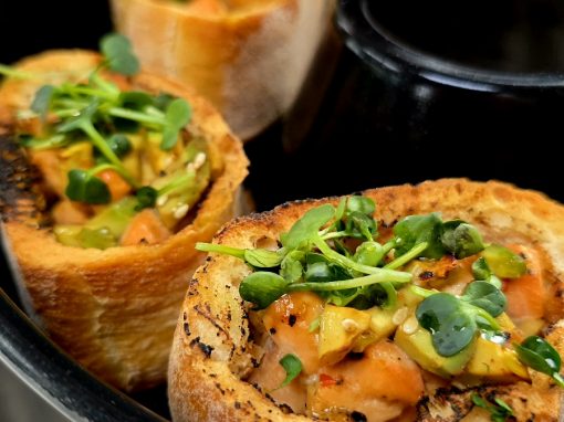 Crispy Lachs Avocado Baguette aus dem Omnia Campingbackofen Crispy Lachs Avocado Baguette aus dem Omnia Campingbackofen