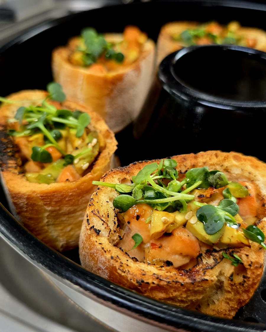 Knuspriges Lachs-Avocado-Baguette, im Campingofen zubereitet