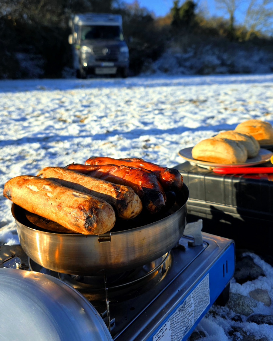 Hajka Oven Campingbackofen im Einsatz auf einem Gaskocher im Wohnmobil