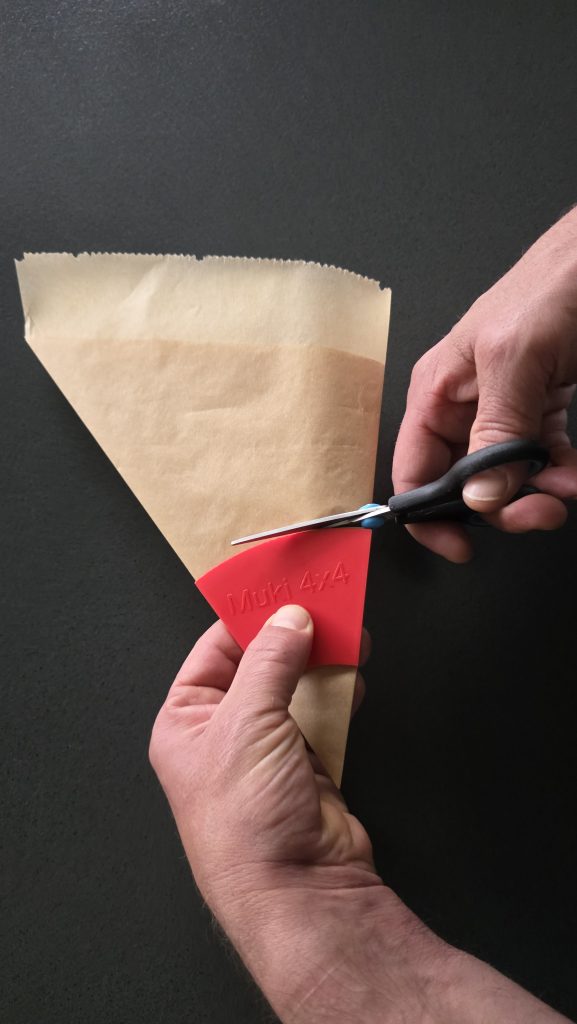 Perfekt passendes Backpapier im Campingbackofen dank Muki´s Schaberle für sauberes Backen.