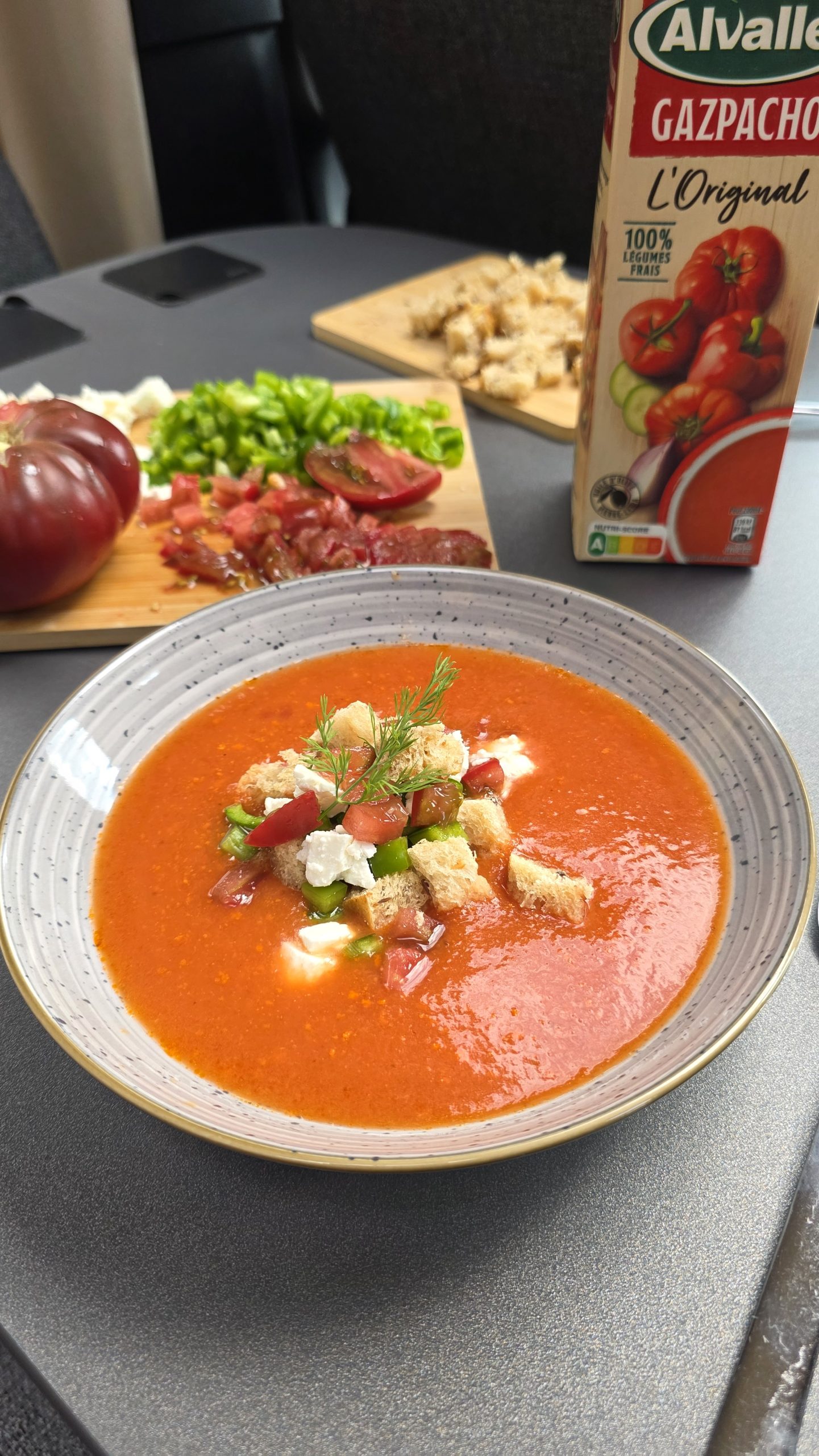 Gazpacho mit frischen Zutaten als schnelles Essen beim Camping