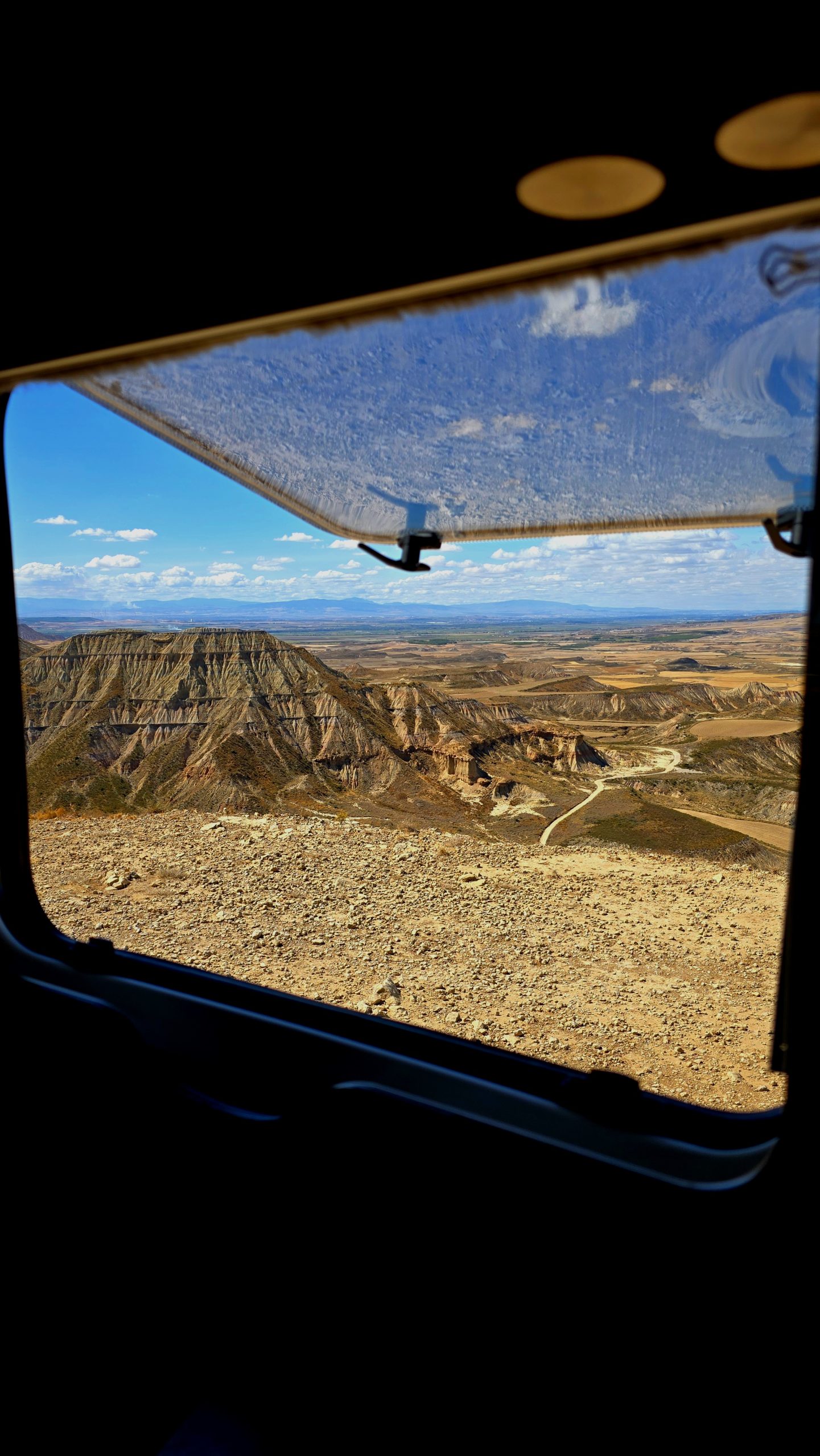 Weite Hochebene und Felslandschaft in den Bardenas Reales