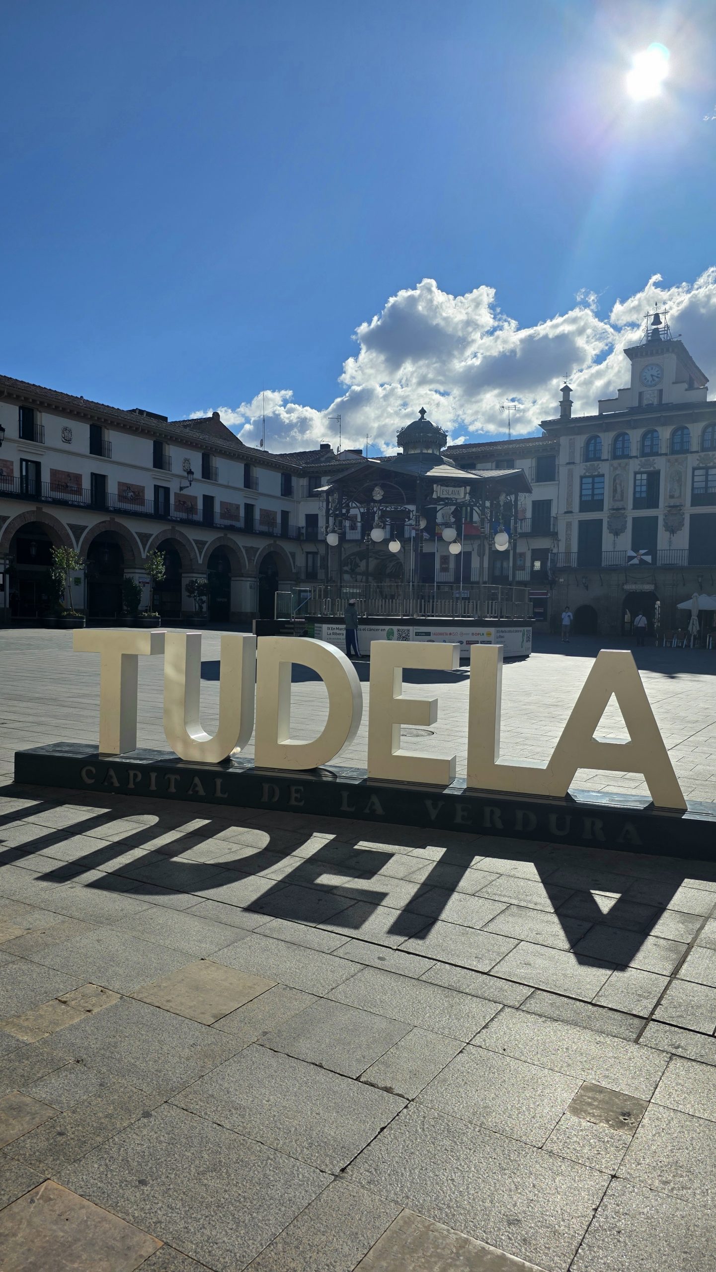 Ghttps://muki4x4-love-travel.de/wp-content/uploads/20260918_171921-scaled.jpgassen und Gebäude in der Altstadt von Tudela