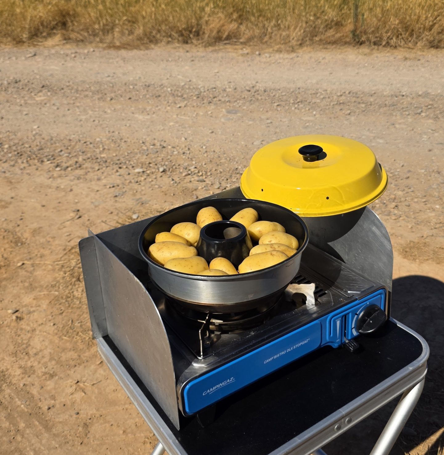 Wir bereiten unser Essen im Omnia Campingbackofen zu