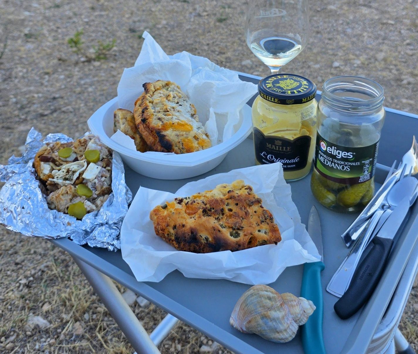 Wir bereiten Zutaten für unser Essen beim Camping vor