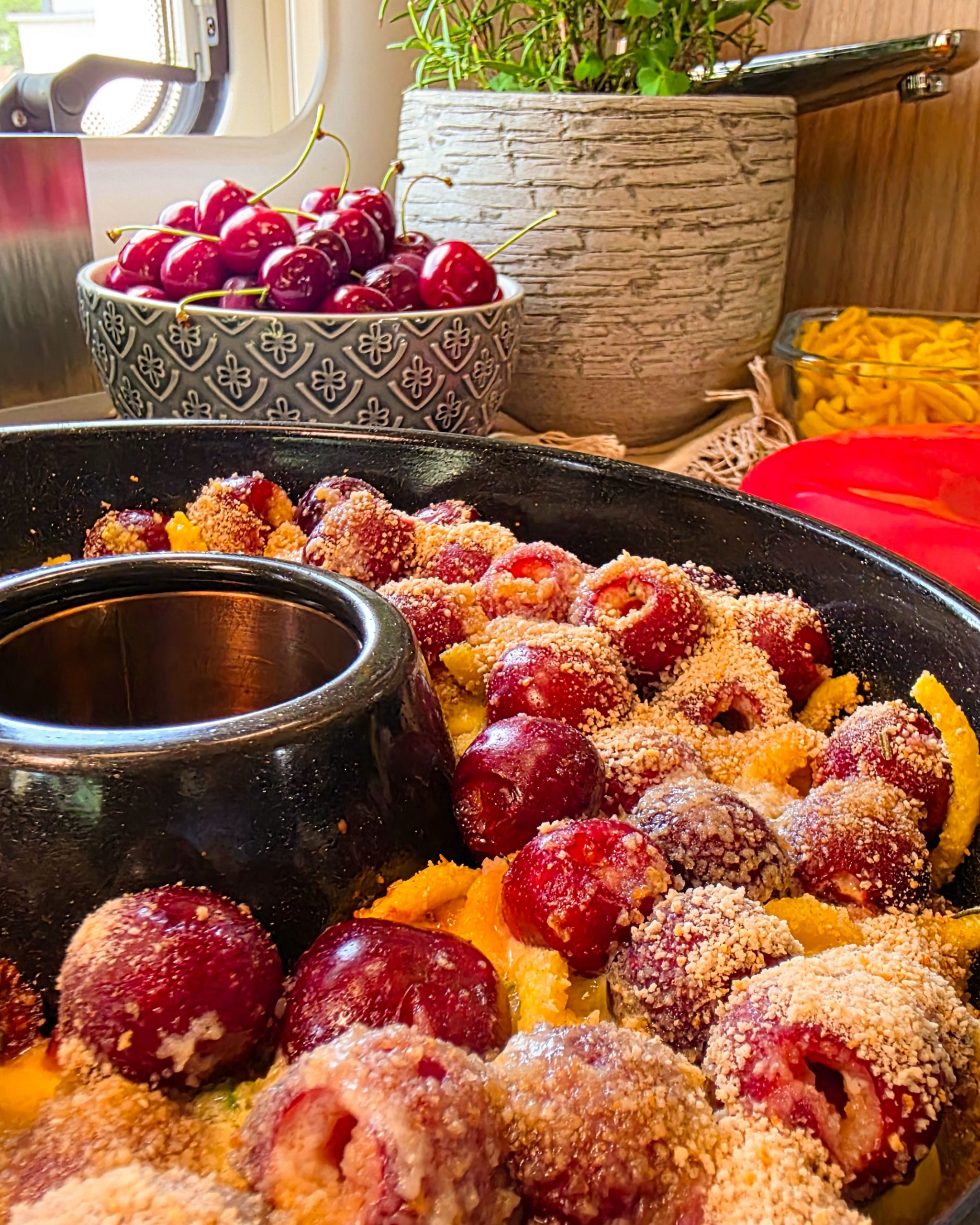 Ein süß-salziger Spätzle-Auflauf mit Kirschen, Rosmarin und Käse, goldbraun gebacken in der runden Omnia Backform.