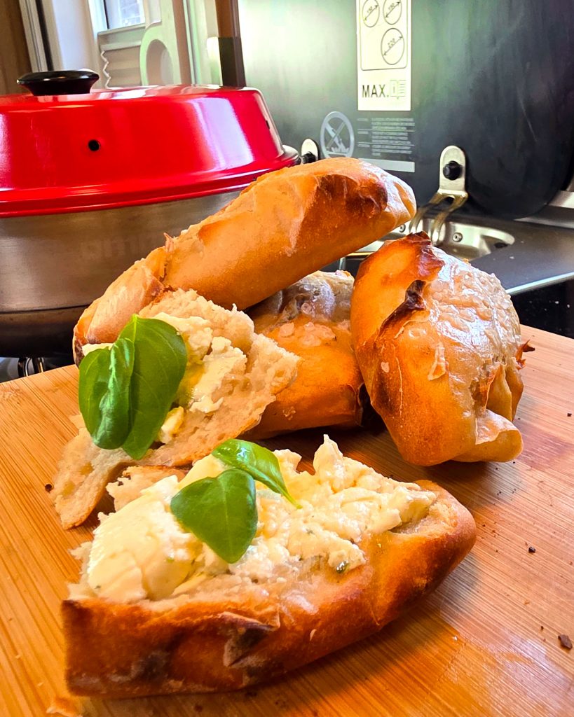 Frisch gebackene schwäbische Briegel mit Kümmel und grobem Salz im Omnia Campingbackofen.