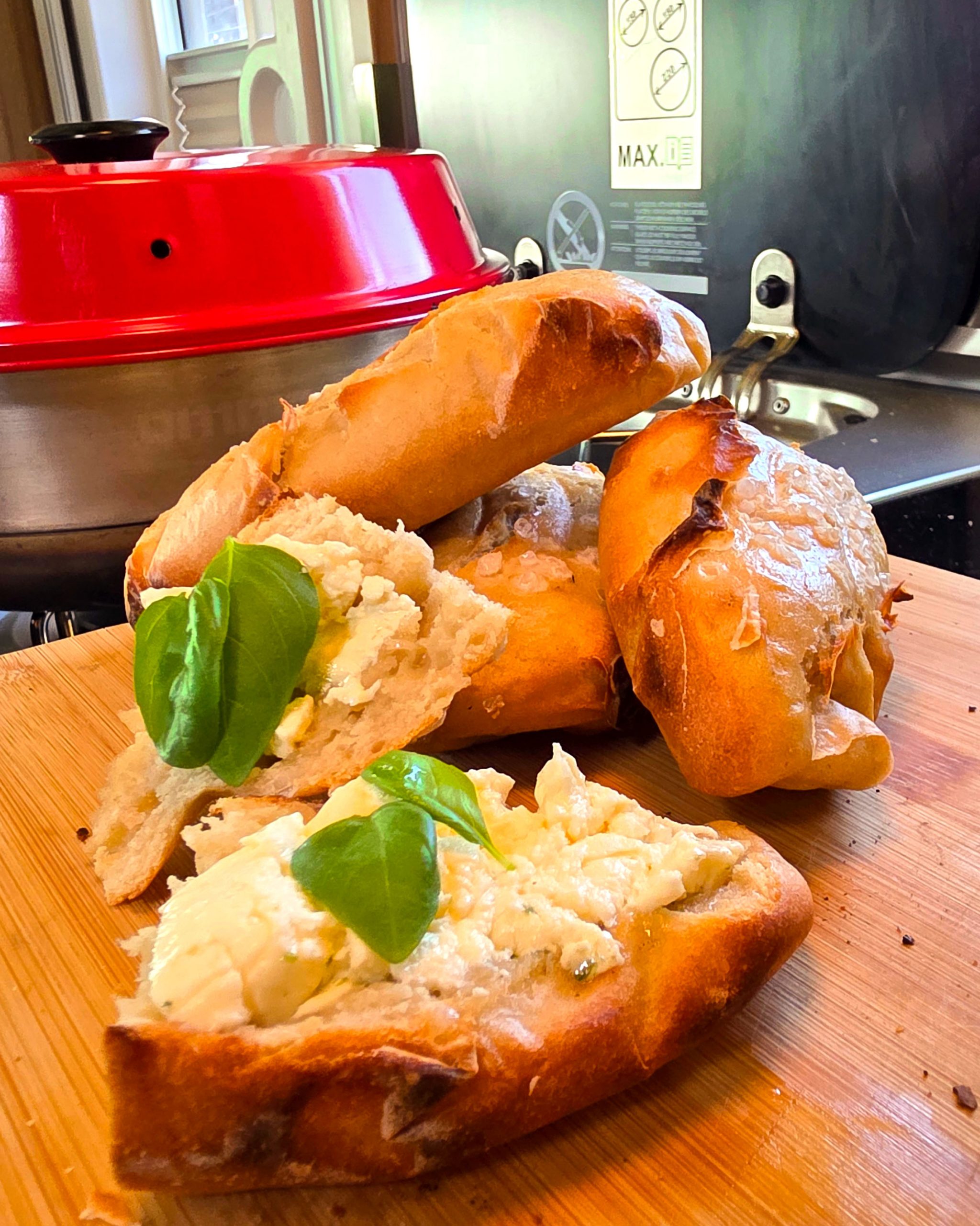 Frisch gebackene schwäbische Briegel mit Kümmel und grobem Salz im Omnia Campingbackofen.