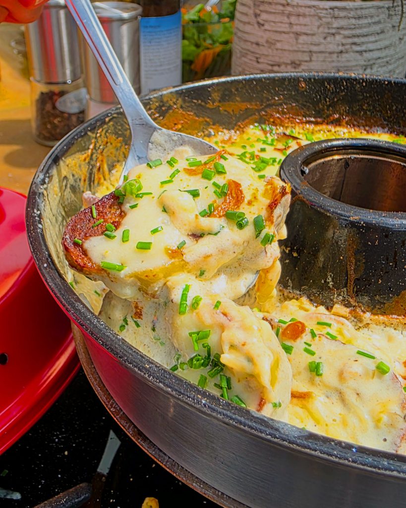 Überbackener Maultaschen-Auflauf mit viel Käse und Röstzwiebeln im Omnia Campingbackofen.