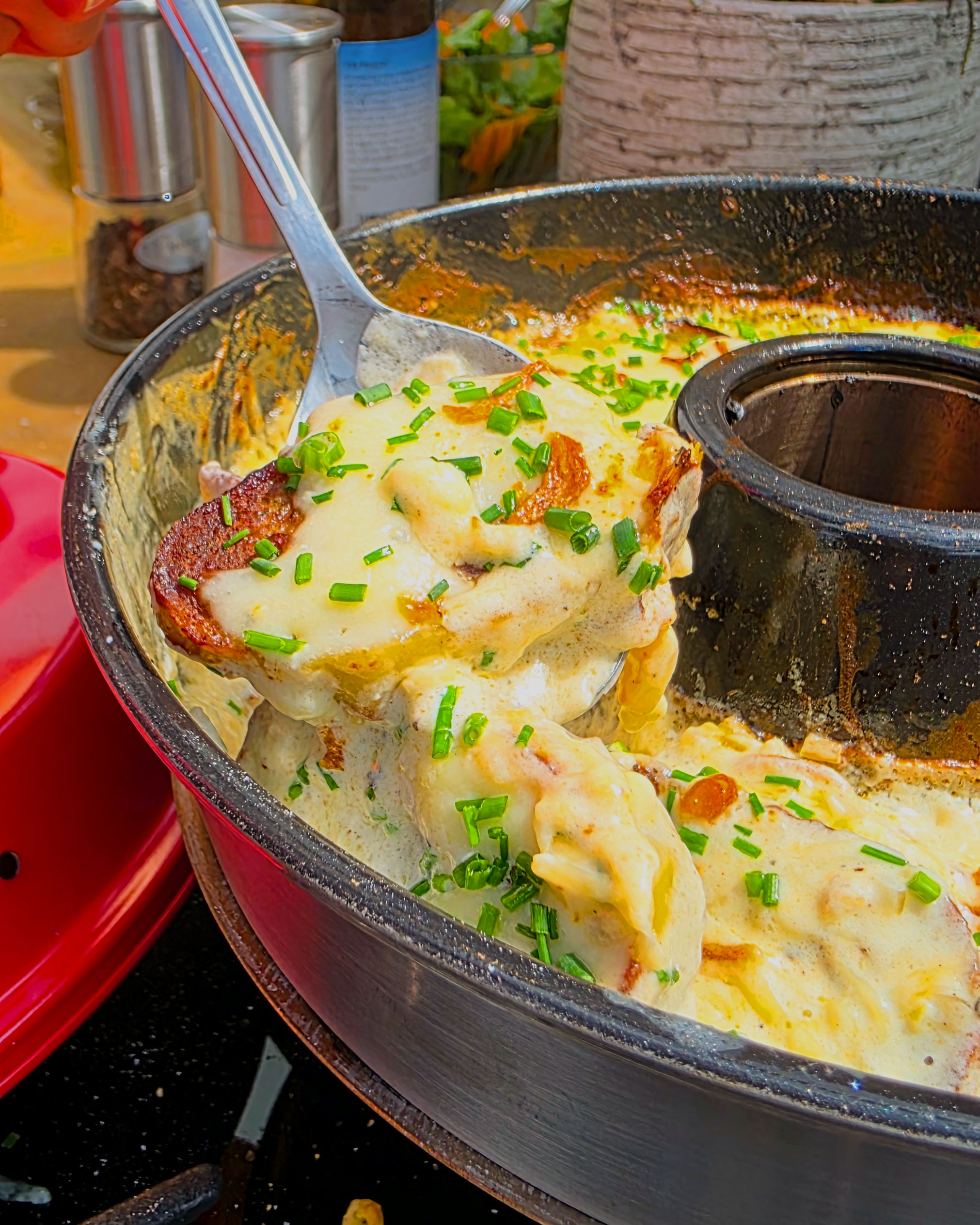 Überbackener Maultaschen-Auflauf mit viel Käse und Röstzwiebeln im Omnia Campingbackofen.
