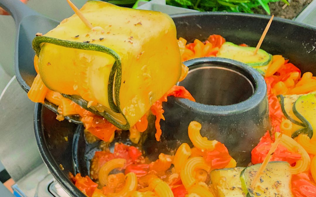 Zucchini Feta Päckchen auf Sommerpasta aus dem Omnia Campingbackofen