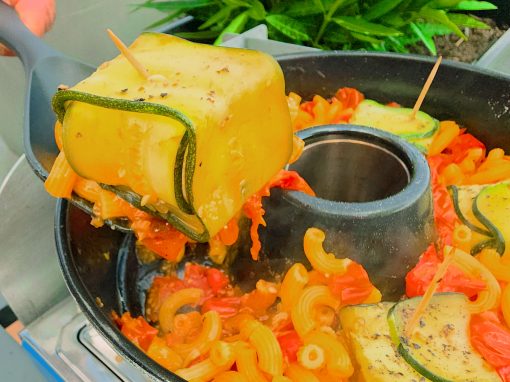 Zucchini Feta Päckchen auf Sommerpasta aus dem Omnia Campingbackofen