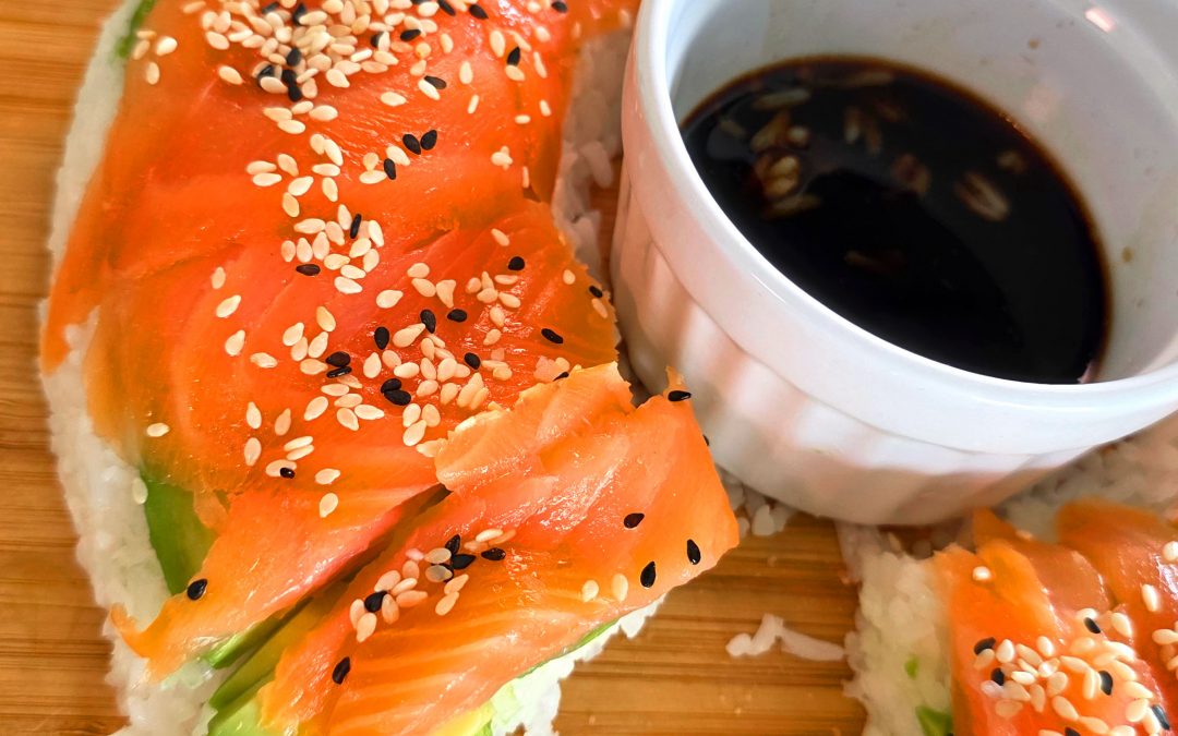 Kaltes, geschichtetes Sushi in Ringform, zubereitet im Omnia Campingbackofens.