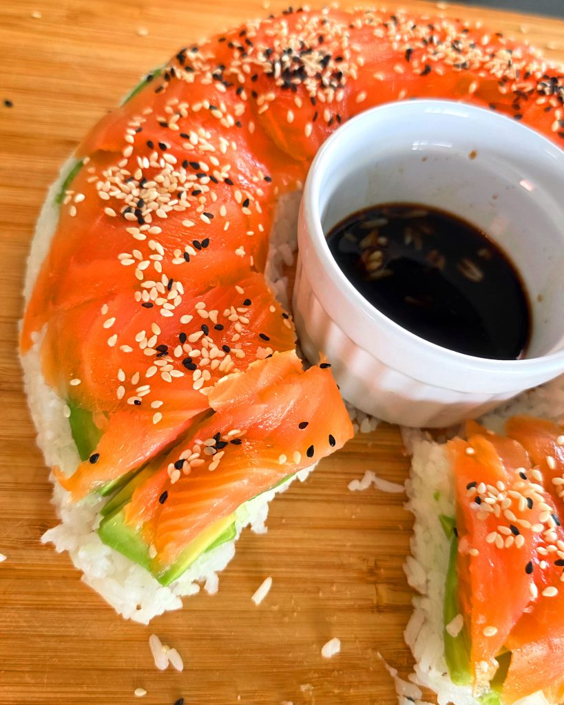 Kaltes, geschichtetes Sushi in Ringform, zubereitet im Omnia Campingbackofens.