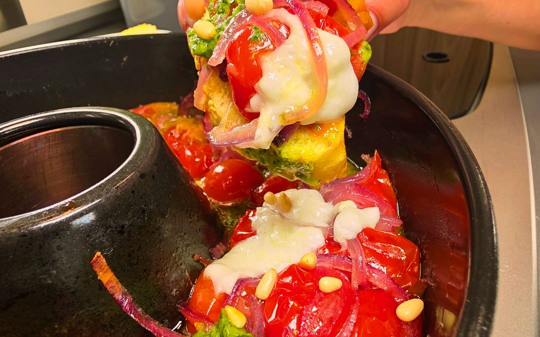 Ofentomaten mit Burrata und Pfirsich aus dem Omnia Campingbackofen