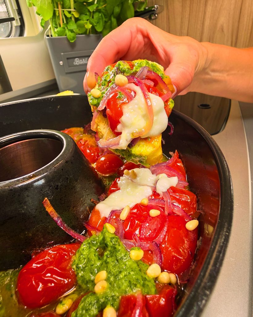 Geschmorte Ofentomaten mit Pfirsichspalten und frischem Burrata in der Omnia Silikonform.