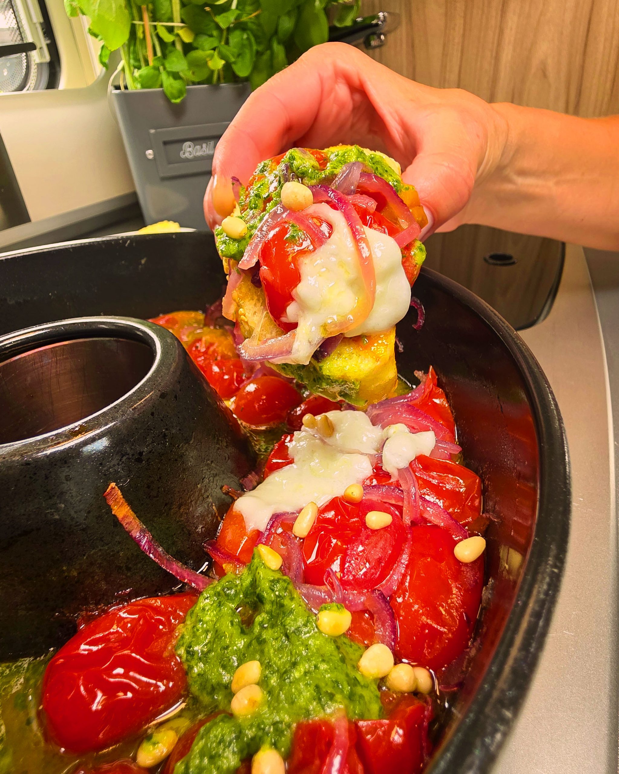 Geschmorte Ofentomaten mit Pfirsichspalten und frischem Burrata in der Omnia Silikonform.