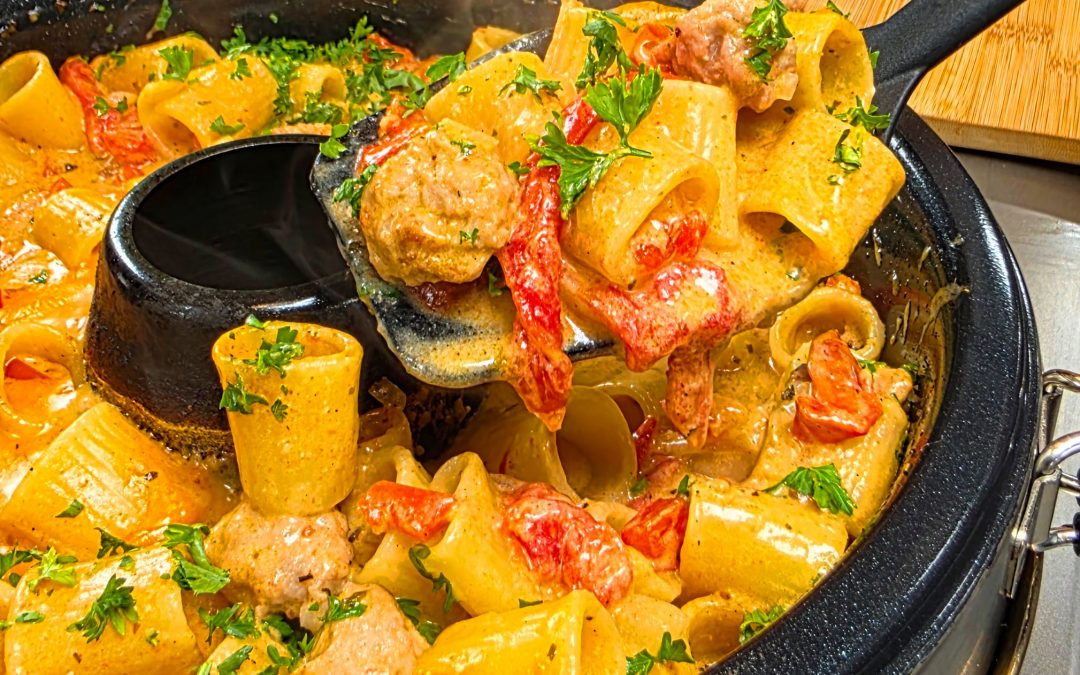 Schnelle Bratwurst Pasta aus dem Petromax Campingbackofen