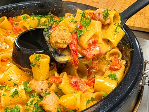 Schnelle Bratwurst Pasta aus dem Petromax Campingbackofen