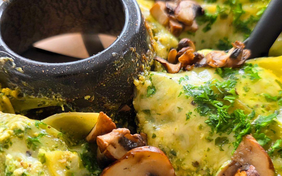 Vegetarische Lasagne mit Spinat und Champignons, goldbraun überbacken im Omnia Campingbackofen.