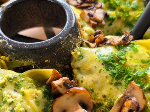 Cremige Spinat-Champignon-Lasagne aus dem Omnia Campingbackofen Cremige Spinat-Champignon-Lasagne aus dem Omnia Campingbackofen