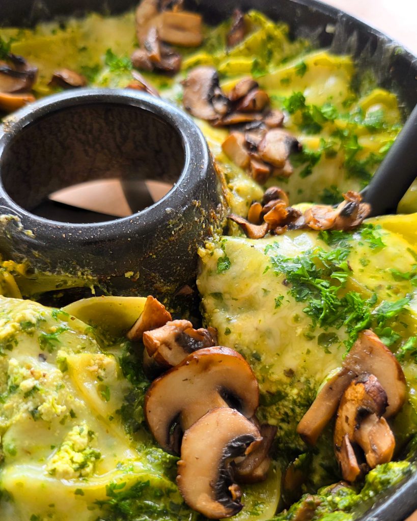 Vegetarische Lasagne mit Spinat und Champignons, goldbraun überbacken im Omnia Campingbackofen.