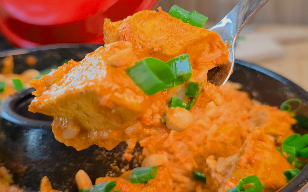 Cremiges Butter Chicken Curry mit zartem Hähnchen, direkt zubereitet im Omnia Campingbackofen.