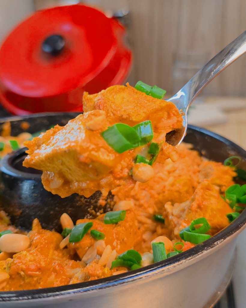 Cremiges Butter Chicken Curry mit zartem Hähnchen, direkt zubereitet im Omnia Campingbackofen.