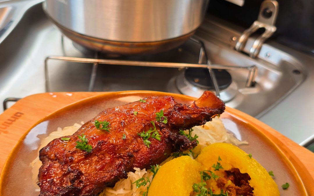 Bayerisches Menü im Omnia Campingbackofen mit Mini-Haxen, Semmelknödeln und Sauerkraut