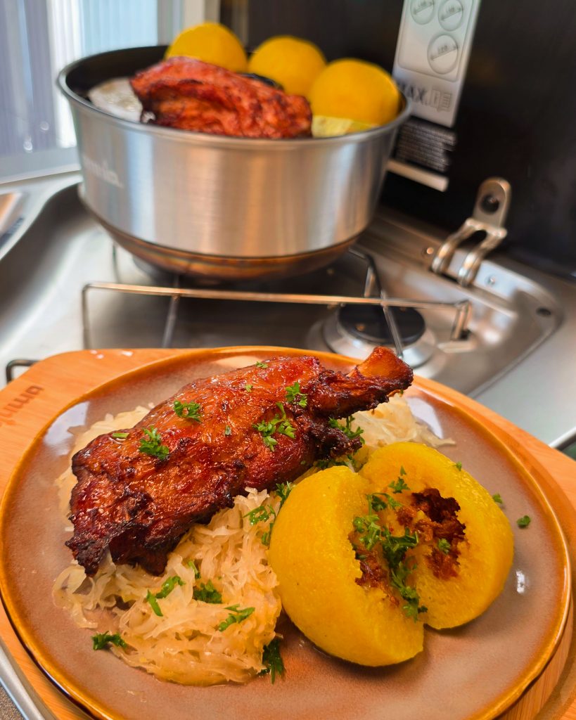 Bayerisches Menü im Omnia Campingbackofen mit Mini-Haxen, Semmelknödeln und Sauerkraut