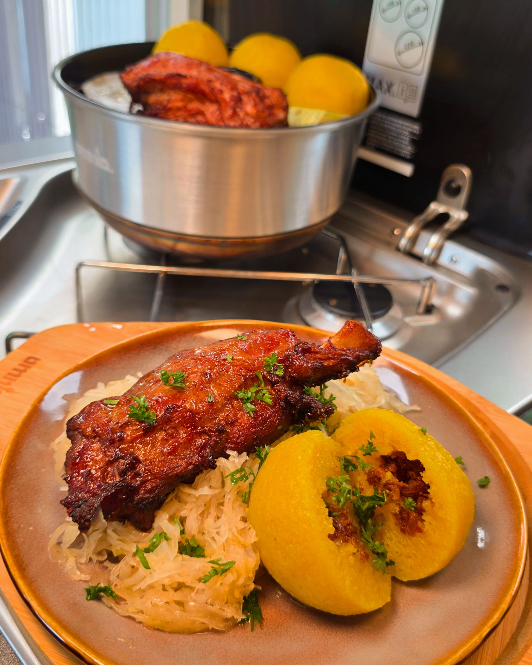 Bayerisches Menü im Omnia Campingbackofen mit Mini-Haxen, Semmelknödeln und Sauerkraut